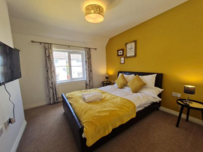 Central 2 Bedroom serviced apartment with Bike storage. Perfect for Bike Park Wales
